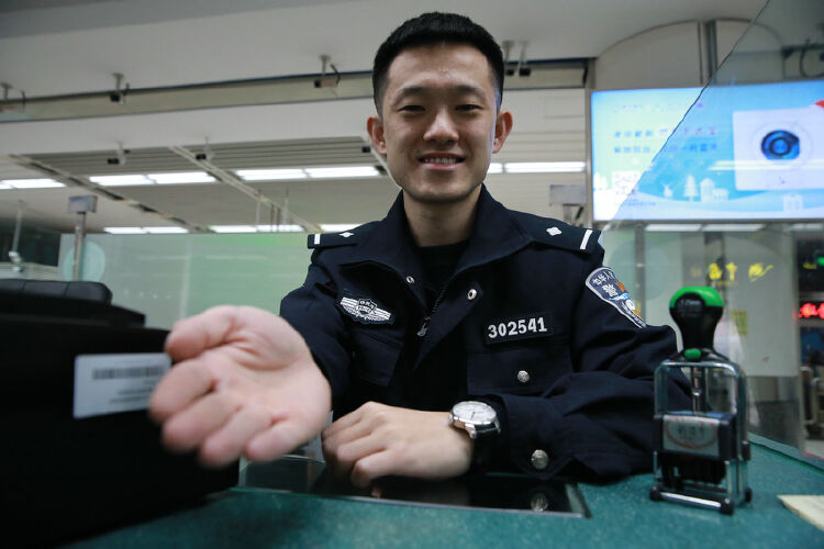 换装深圳边检民警全新形象守卫国门