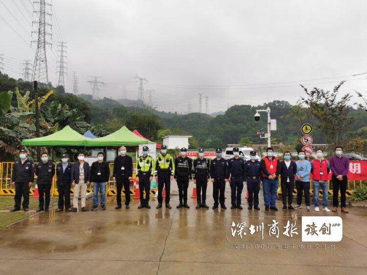 凤凰街道值班人员在怀恩墓园落实封闭式管理措施,引导市民文明祭祀