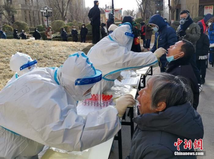 1月6日,河北石家庄长九花园小区,防疫人员为该小区居民进行核酸检测.