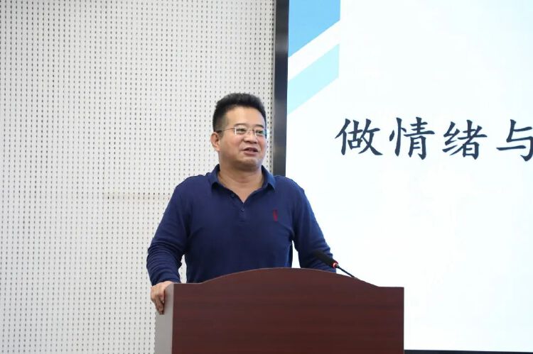 东部湾区实验学校校长耿晓龙提倡发展成长型思维做情绪与和谐关系的