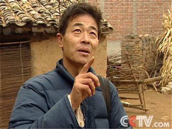 他说自己是被两个人背着飞行,家里还有那两人留的名字"山东高登民