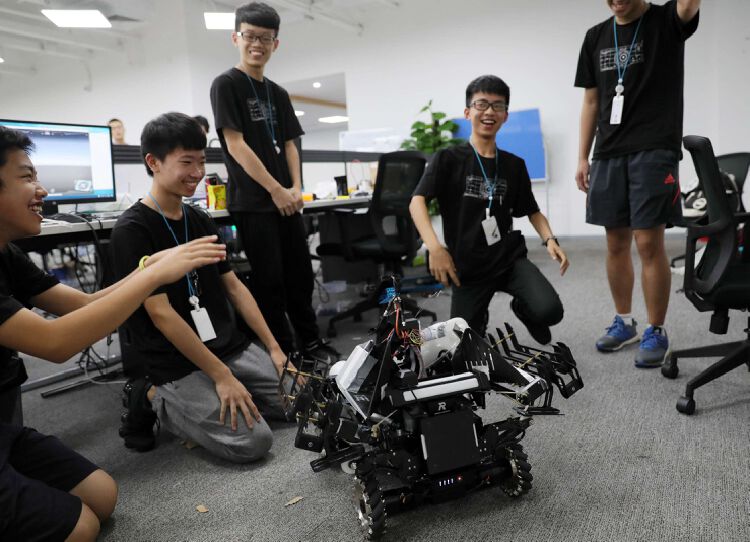 robomaster2017夏令营在深举办,全球高中生比拼机器人作战
