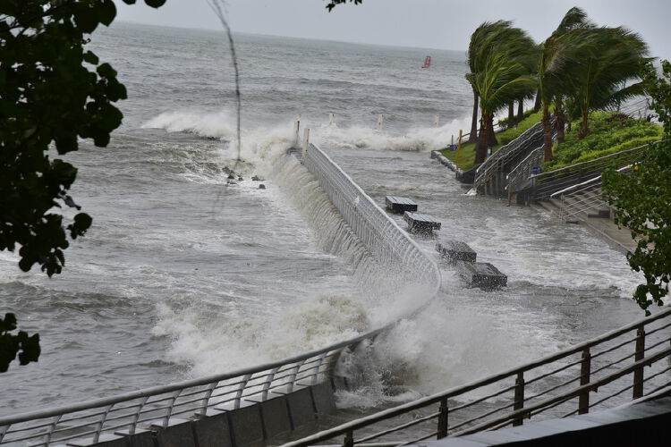 台风天鸽|恰逢天文大潮,大鹏海水倒灌海堤坍塌人员被困