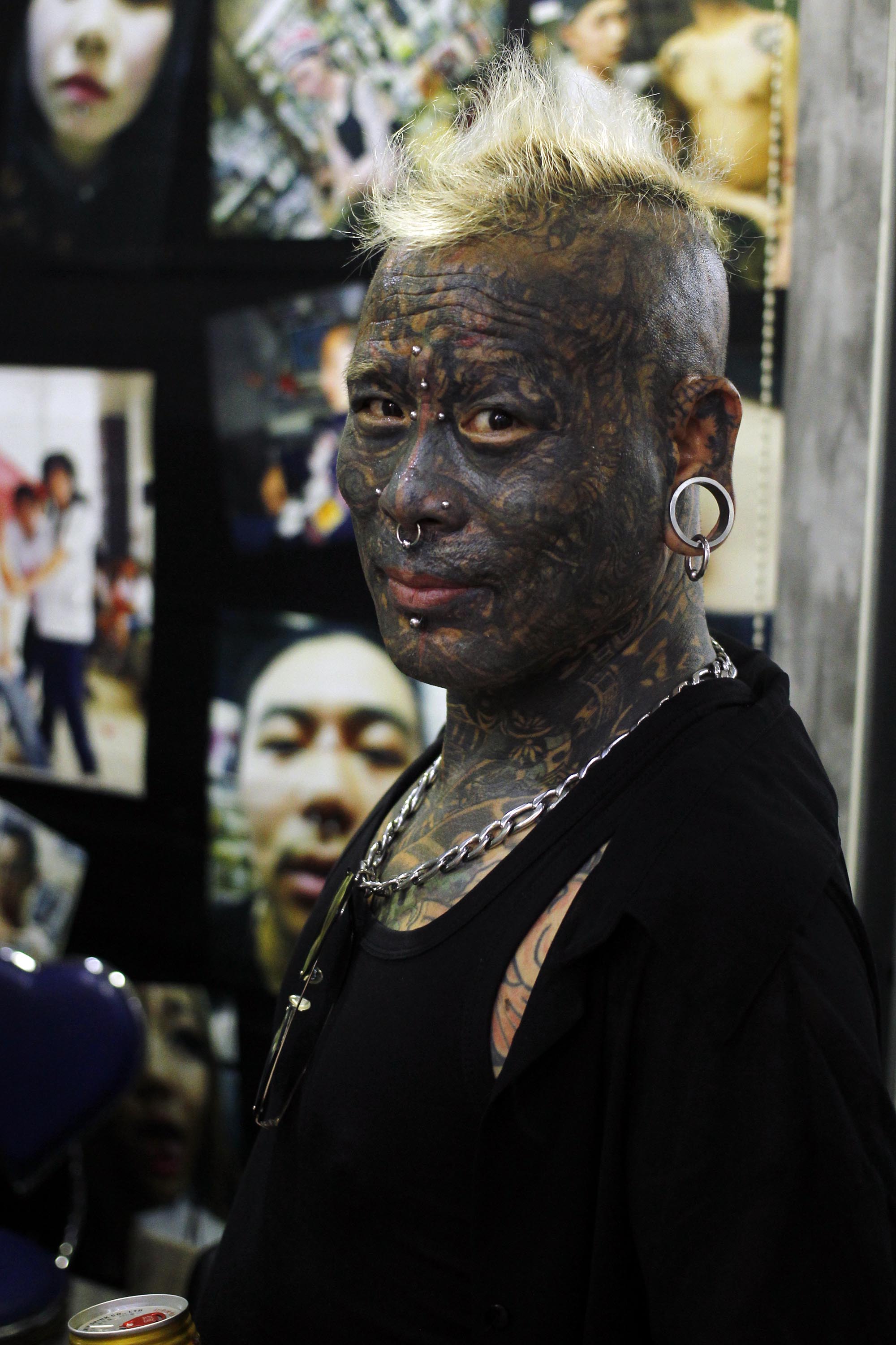 44岁的刘明目前身体90%以上的皮肤都有纹身