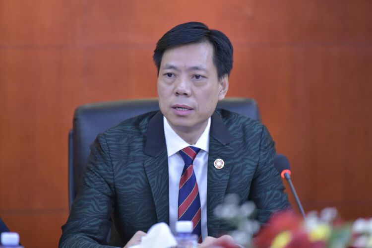 深圳市潮汕商会会长吴木棠在会上发言.