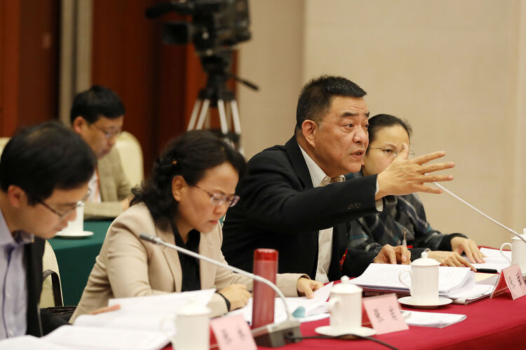 何鑫/文 林晓斌/图在广东省十三届人大一次会议期间,深圳代表团张弦