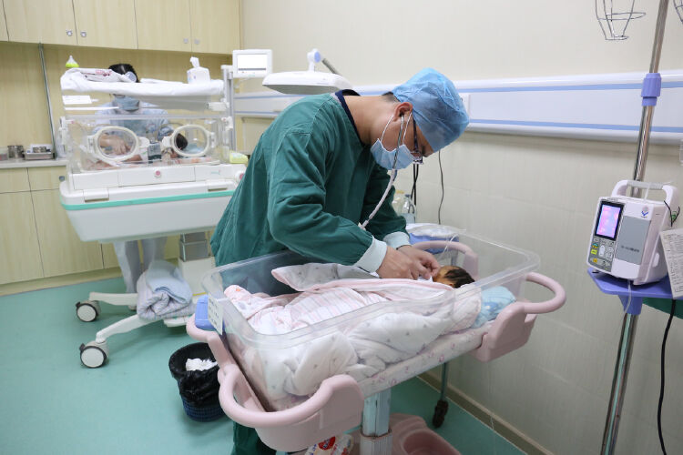 采用等离子人机共处式空气净化消毒,每个进入新生儿病房的医护人员都