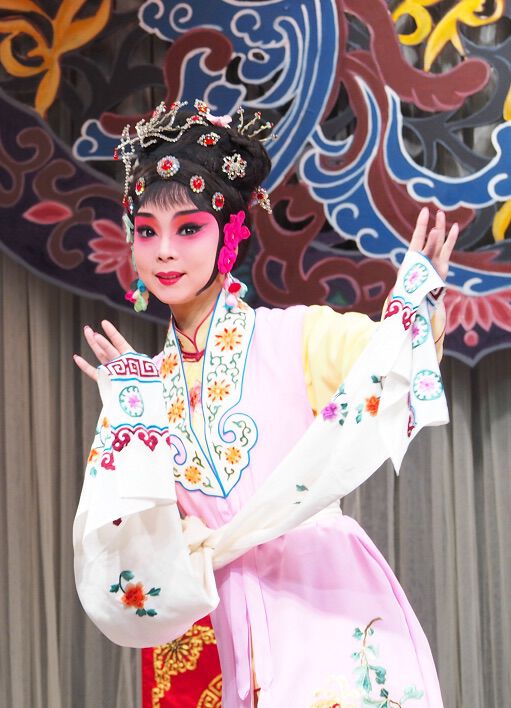 《天仙配》,佛山市粤剧院的《神狐绮梦》,陕西大戏剧秦腔剧团的《焚香