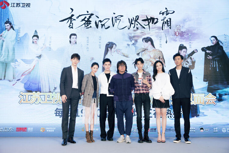 导演朱锐斌,主演邓伦,陈钰琪,罗云熙,王一菲,邹延威,廖劲锋出席了见面