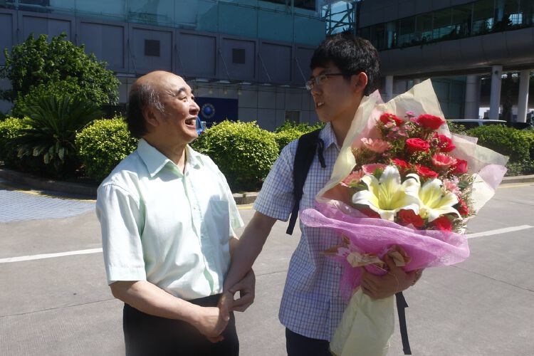 作为一个桃李满天下的优秀教育家,但昭义的学生们对其感念的不仅仅是