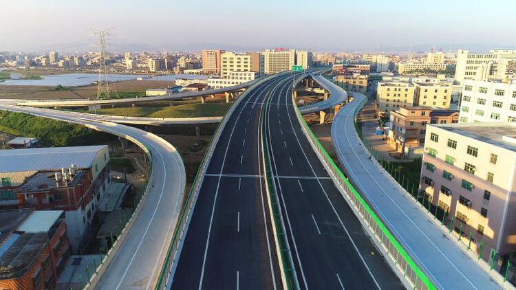 連接了甬莞,汕湛,瀋海等多條東西向高速公路以及潮汕機場,揭陽港惠來