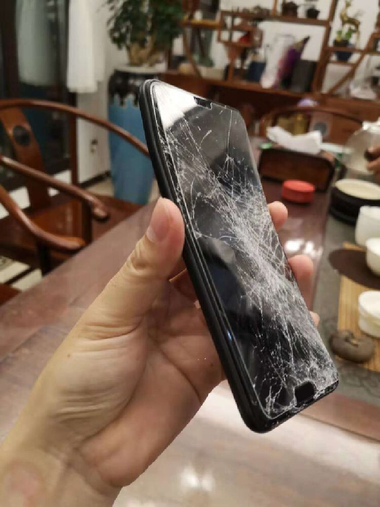 手机自21楼跌落仍可使用华为称生命力顽强因为质量过硬