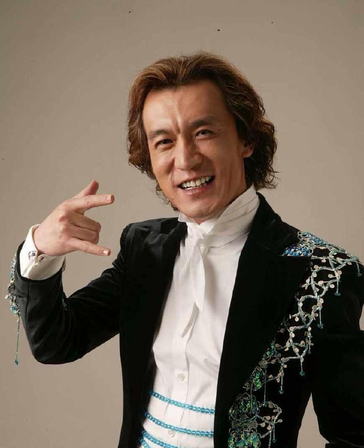 李咏的长发,被调侃的"马脸",搭配色彩绚丽的西装,形成了自己独特的