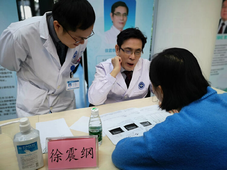 头颈外科专家徐震纲教授热心的为患者答疑解惑.