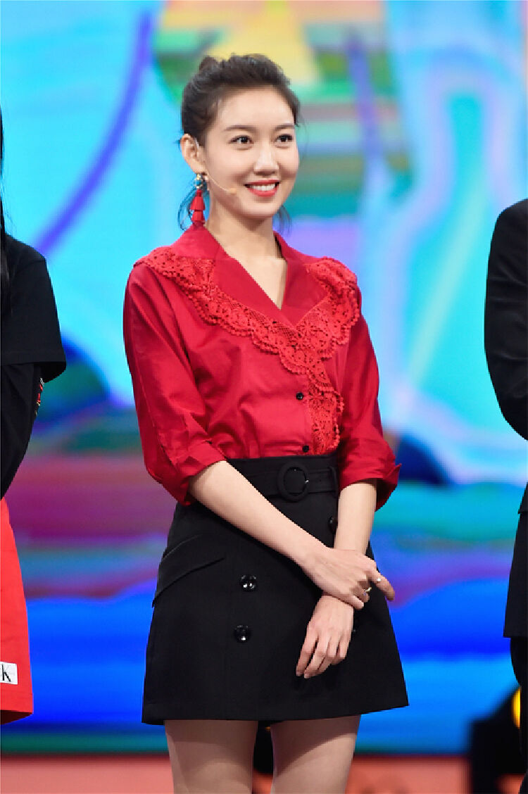 此外,4位"神秘男"还将给贾玲,关晓彤以及"都挺好家族队"姚晨,高露