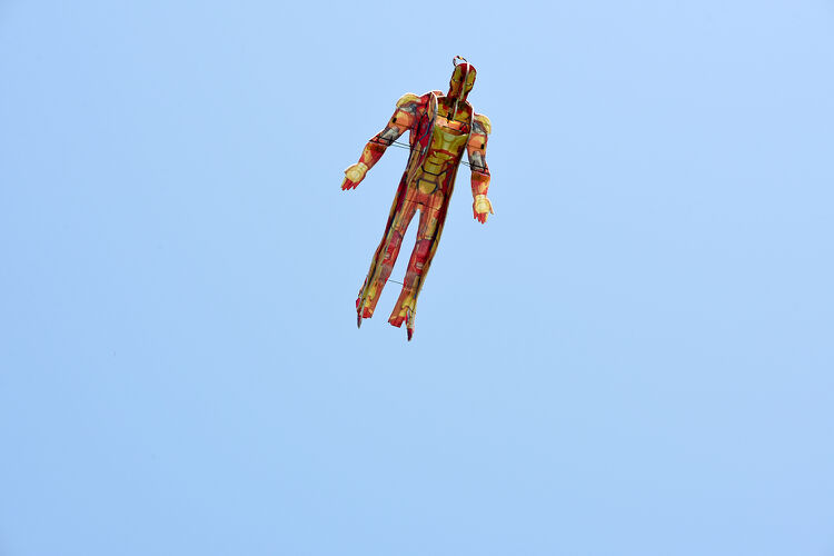 (开幕式无人机表演——空中飞人 "钢铁侠")读创/深圳商报记者 陈小慧