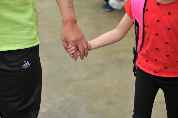 "爸爸,何时才能再牵你的手?"深圳监狱举办儿童节亲情帮教活动