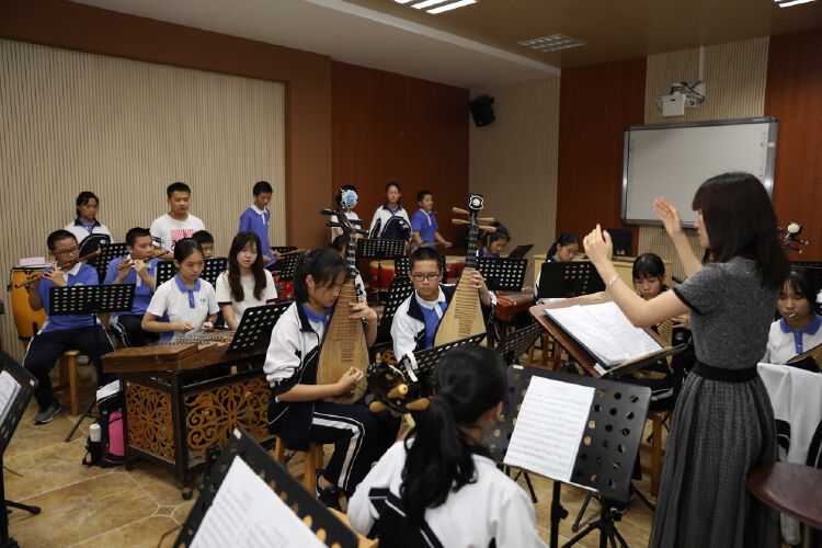 43门校本课程补充学生营养配餐深圳龙华校园行走进观澜二中