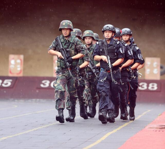 据悉,此次联合训练,深圳特警与驻港部队以护航粤港澳大湾区建设为使命