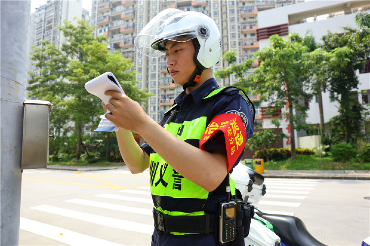 中秋夜"最美警察"洪鹏艺:新时代义警,彰显平安福田本色