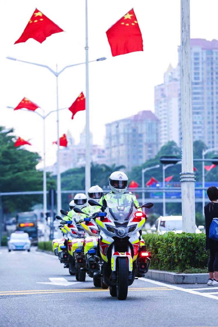 "晴天一身汗,雨天一身水" 深圳铁骑昼夜巡逻迎"国庆"