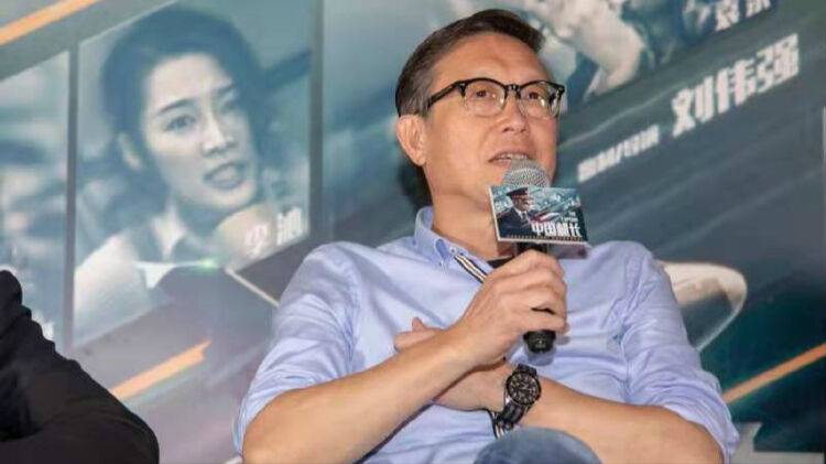 《中国机长》主创来深 导演刘伟强揭秘:模拟机比《萨利机长》还大