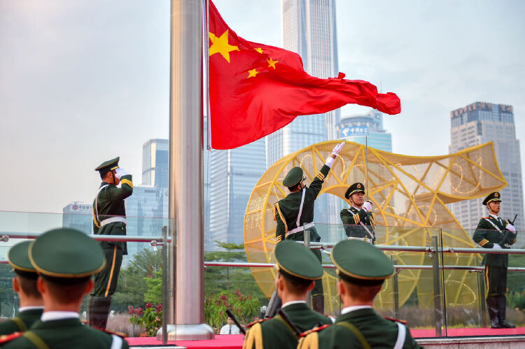 市政府在市民中心广场隆重举行庆祝中华人民共和国成立70周年升国旗