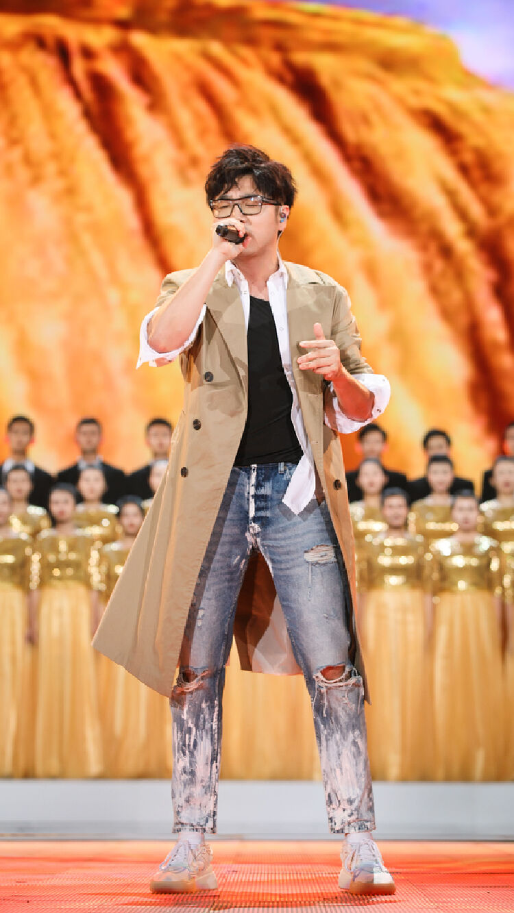 为了唱好各地劳动号子,歌手们纷纷解锁了新技能