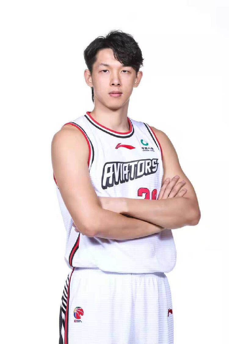 卢鹏羽↑皮埃尔·杰克逊↑沙巴兹·穆罕默德↑队内最高的李慕豪,身高