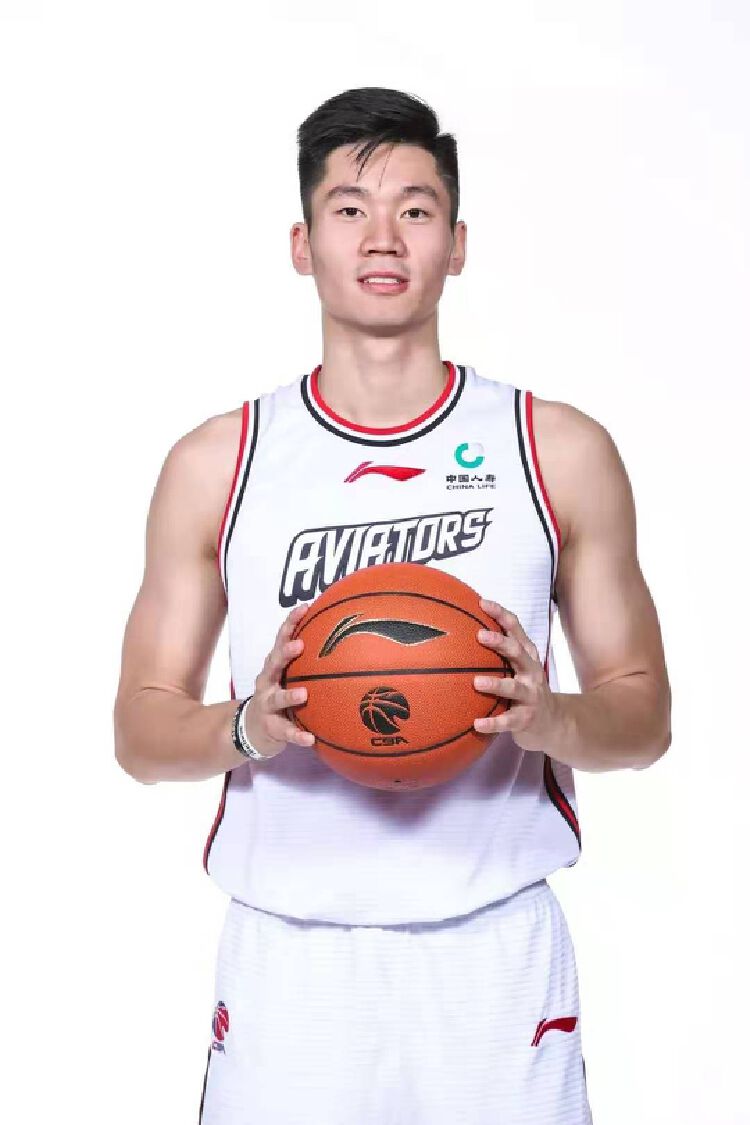 卢鹏羽↑皮埃尔·杰克逊↑沙巴兹·穆罕默德↑队内最高的李慕豪,身高