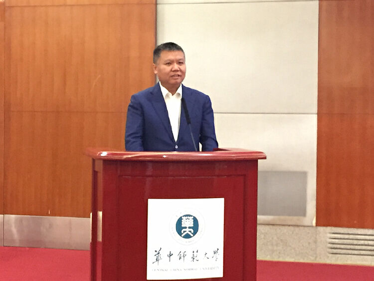 华中师范大学副校长兼华中师大深圳研究院院长蔡红生共同签署入园协议