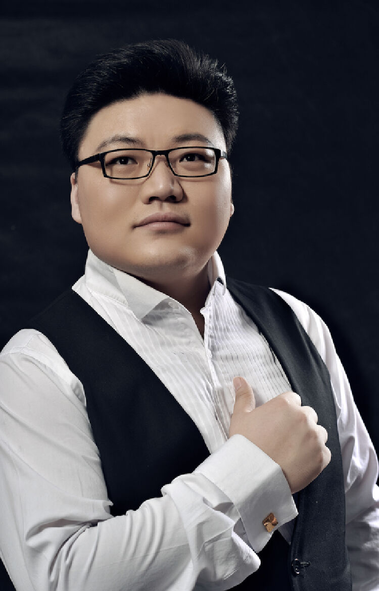 男高音歌唱家韩蓬是上海歌剧院独唱演员,先后师从于陈星教授,周小燕