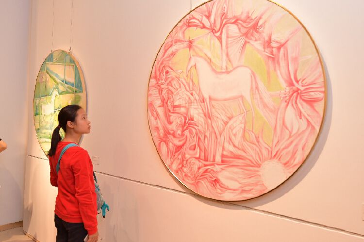 深圳人吴小燕画的马活脱脱就是深圳