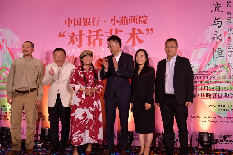 深圳人吴小燕画的马活脱脱就是深圳