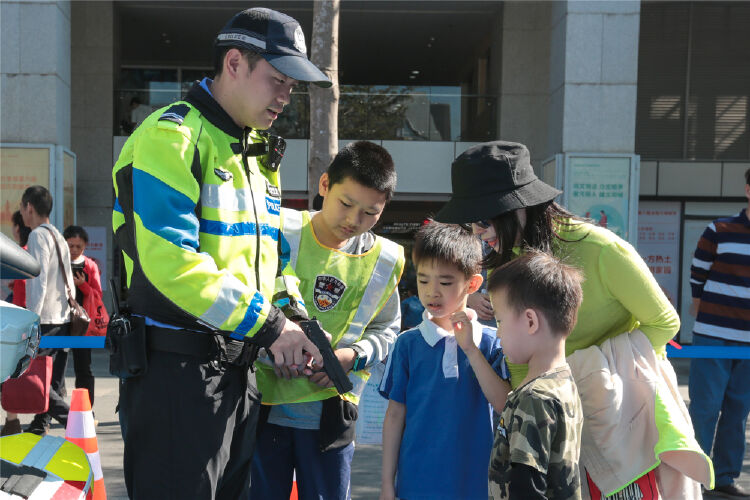 市交通警察局党委书记,局长徐炜,市交通警察局党委副书记,政委张念东