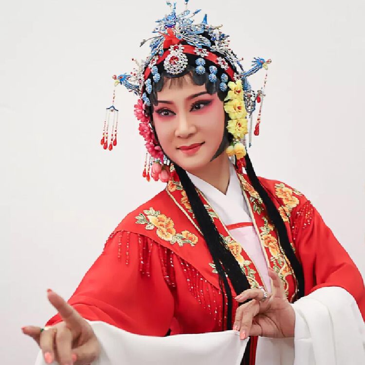 项彩莲老师,张丽琳老师,曾任福建三明市越剧团主要演员,并屡获全省性