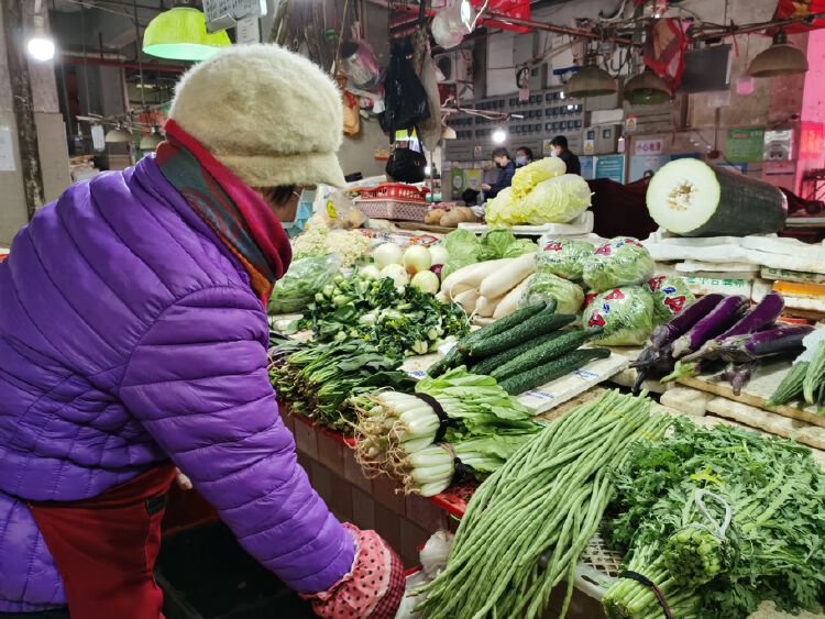 记者扫街药店有了口罩群菜市场大妈戴上手套来卖菜