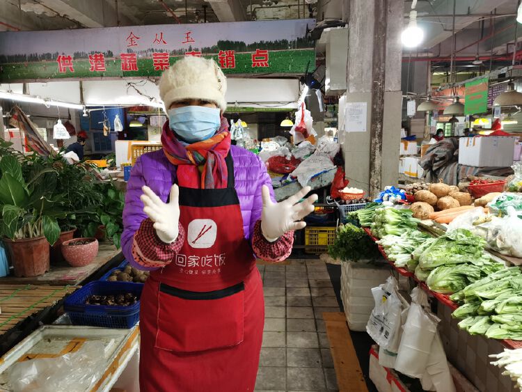 记者扫街药店有了口罩群菜市场大妈戴上手套来卖菜