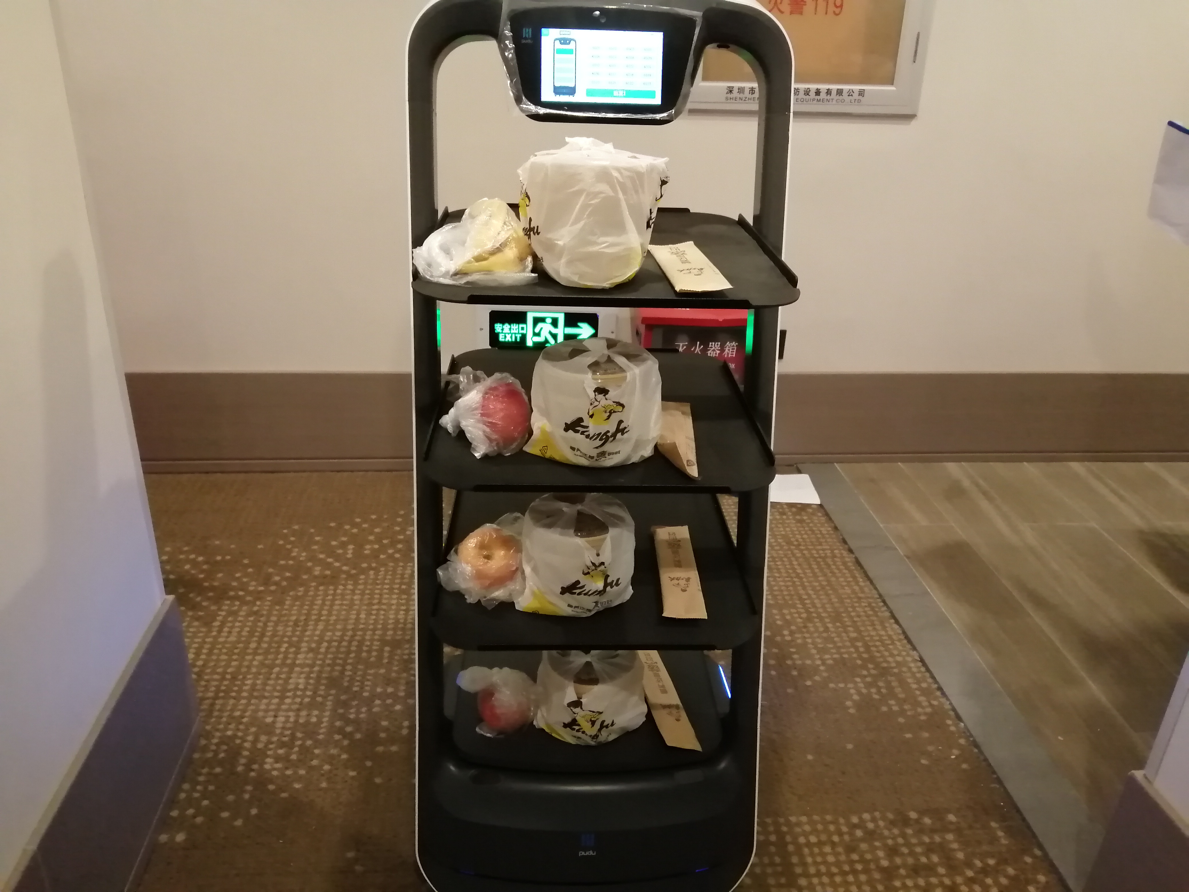 记者在现场看到,送餐机器人并没有像一般餐厅的机器人一样做成人形