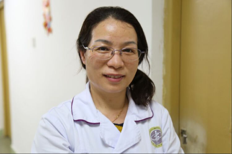 叶惠芳护长助理和口腔科前来支援的肖育梅护长护理.