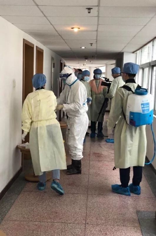 都会送上门,家门口也贴上了这个: 我被隔离的地点是罗湖区集中隔离点