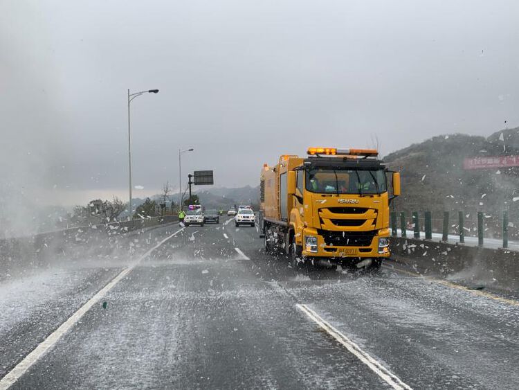 粤北高速结冰,局部路段双向封闭