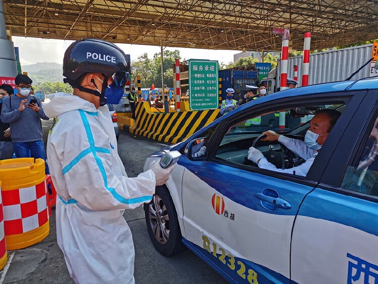 深圳交警黑科技戴上智能頭盔即時識別車內發熱人員