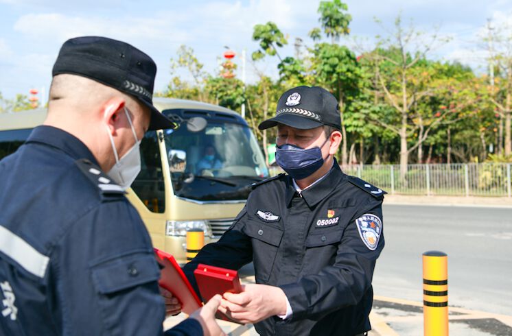 2月26日,广东省公安厅签署战时奖励命令,为在疫情防控中成绩突出的