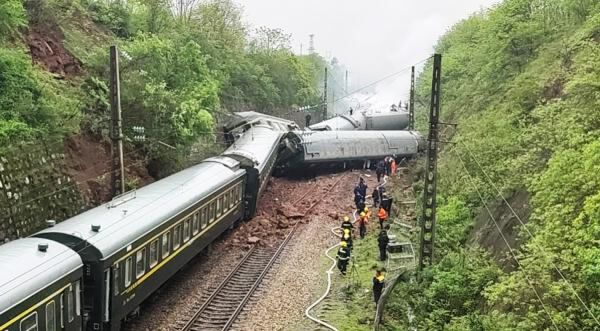 湖南列车出轨t179次列车脱轨事故已致1人遇难4人重伤123人轻伤