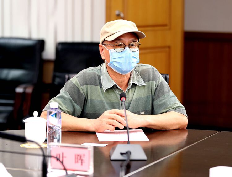 宝安日报副调研员叶晖白发执甲上一线.(江梓铿 摄影)