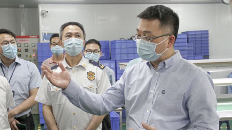 生产督导检查,街道党工委副书记陈高飞及安监办负责人共同参与检查