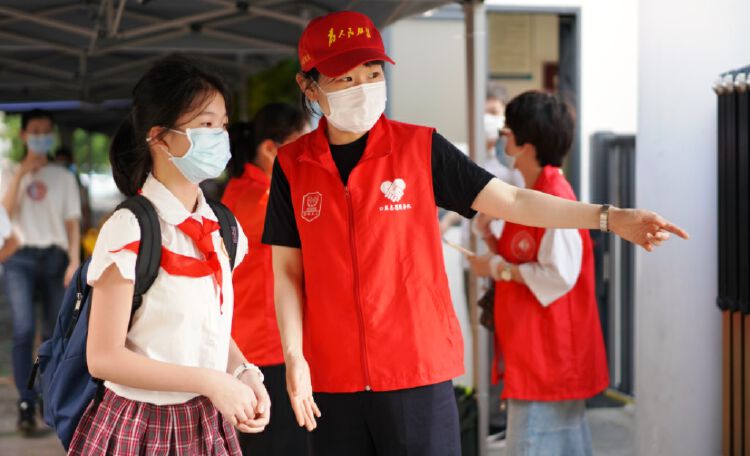 皇岗边检站民警穿上红马甲开启护学模式