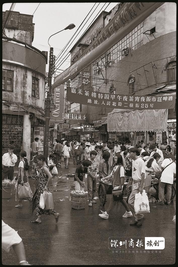 1992年,当时深圳最繁华的罗湖人民北路.余海波摄