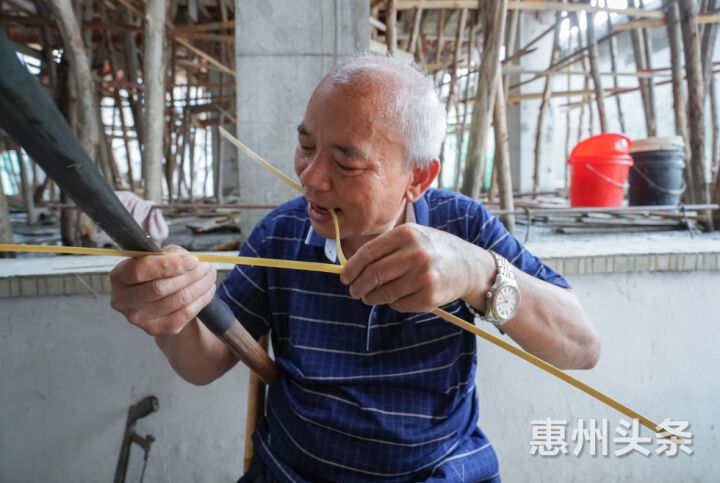 為了將竹篾削到足夠薄,林師傅手口並用.